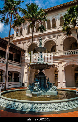 Fontana in ghisa nel cortile, Raffles Hotel, Singapore Foto Stock