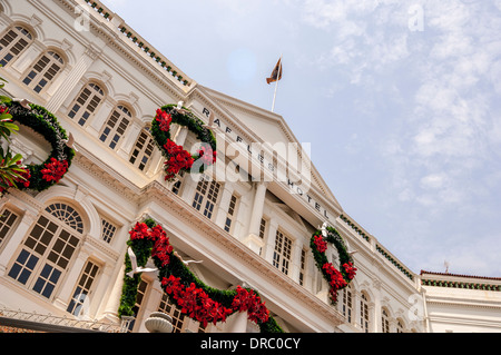 Esterno del Raffles Hotel, Singapore, con natale ghirlande e decorazioni. Foto Stock