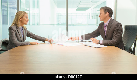 La gente di affari di parlare in riunione Foto Stock