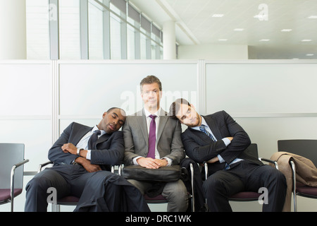 Imprenditori dormire in area di attesa Foto Stock