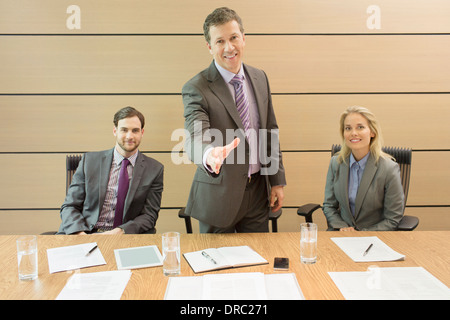 Imprenditore handshake estendentesi in riunione Foto Stock