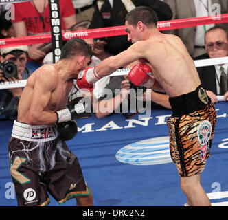 Amir Khan e Danny Garcia Amir Khan vs. Danny Garcia WBC/WBA Super leggero e anello vacante Magazine Junior Welterweight titolo di lotta al Mandalay Bay Events Centre di Las Vegas, Nevada - 14.07.12 Foto Stock