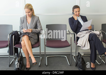 Imprenditrici in seduta area di attesa Foto Stock