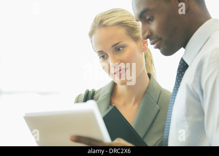 La gente di affari con tavoletta digitale in ufficio Foto Stock
