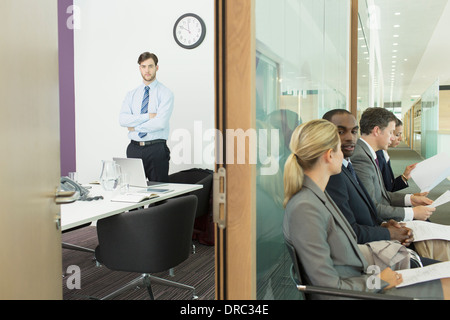 Imprenditore in piedi in ufficio e la gente di affari in corridoio Foto Stock