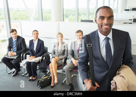 Imprenditore sorridente in ufficio Foto Stock