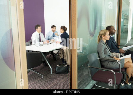 La gente di affari di parlare in riunione Foto Stock