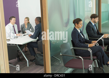 La gente di affari di parlare in riunione Foto Stock