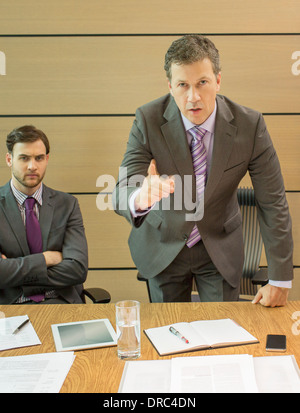 Imprenditore scuote il dito in riunione Foto Stock