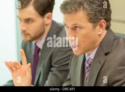 Imprenditore parlando in riunione Foto Stock