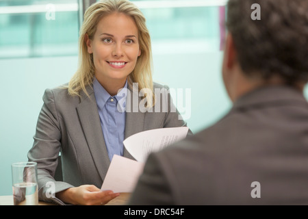 La gente di affari di parlare in riunione Foto Stock