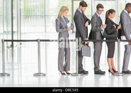 La gente di affari in attesa in linea Foto Stock
