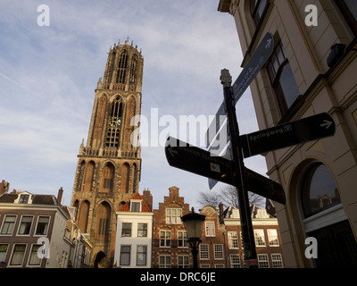 La cattedrale di Domtoren Tower, il campanile più alto nei Paesi Bassi, domina il centro di Utrecht. Foto Stock