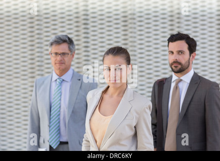 Business persone sorridenti all'aperto Foto Stock