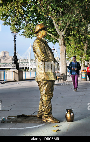 Oro statua umana sulla South Bank di Londra, England, Regno Unito Foto Stock