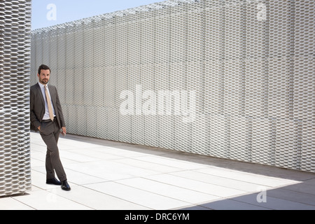 Imprenditore in piedi all'aperto Foto Stock