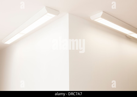 Luci a soffitto in angolo di office Foto Stock