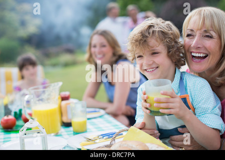 Famiglia mangiare insieme all'aperto Foto Stock