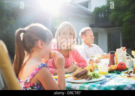 Famiglia di mangiare il pranzo al patio tabella Foto Stock