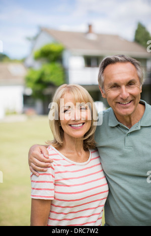 Coppia senior abbracciando all'aperto Foto Stock