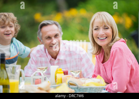 Famiglia mangiare insieme all'aperto Foto Stock