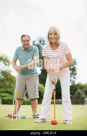 Giovane giocando croquet Foto Stock