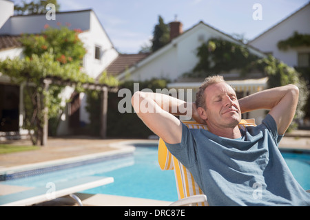 L'uomo rilassante a bordo piscina Foto Stock