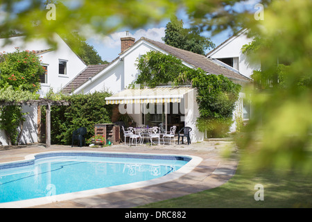 Piscina nel cortile di casa Foto Stock