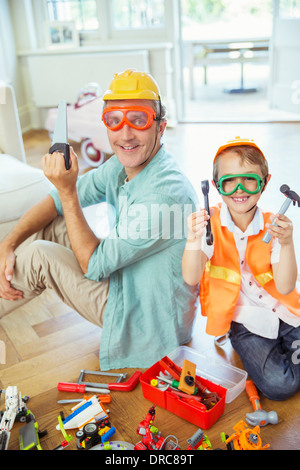 Padre e figlio giocare con giocattoli da costruzione Foto Stock