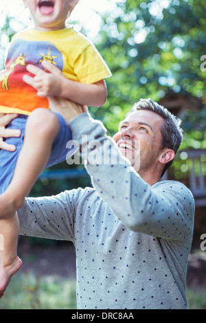 Padre giocando con il figlio all'aperto Foto Stock