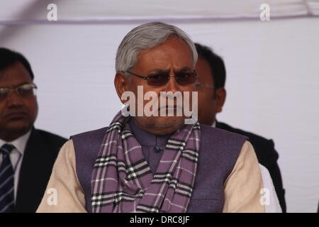 A sud di Maidan di Gandhi, Patna, Bihar, in India, 23 gennaio 2014. Shri Nitish Kumar assiste il 115º anniversario della nascita di Netaji Subhas Chandra Bose oggi, giovedì mattina nebbiosa. Netaji Subhas Chandra Bose è un grande combattente per la libertà per l'India. Il primo ministro è arrivato a 0.953 AM e completato la cerimonia di fioritura ai piedi della statua in marmo di Netaji Subhas Chandra Bose all' entrata di un parco spesso meno visitato. Credito: RUPA GHOSH/Alamy Live News Foto Stock