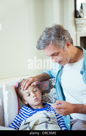 Padre figlio di controllo temperatura del Foto Stock