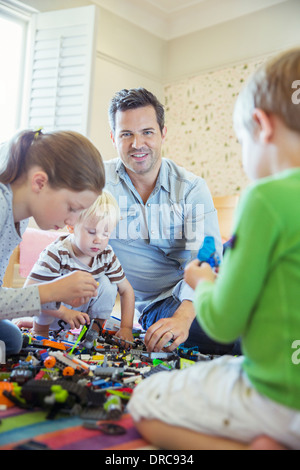 Padre a giocare con i bambini Foto Stock