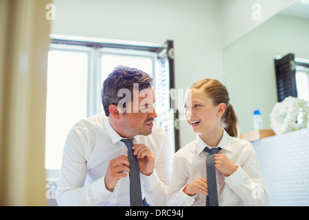 Padre e figlia fascette per legatura in bagno Foto Stock