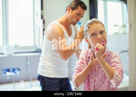 Padre e figlia spazzolare i denti in bagno Foto Stock