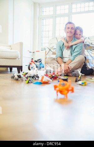 Il padre e il figlio INSIEME GIOCANDO Foto Stock