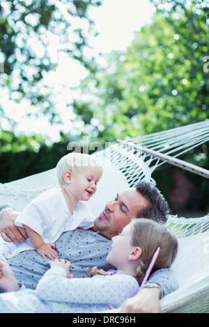 Padre e figli rilassante in amaca Foto Stock