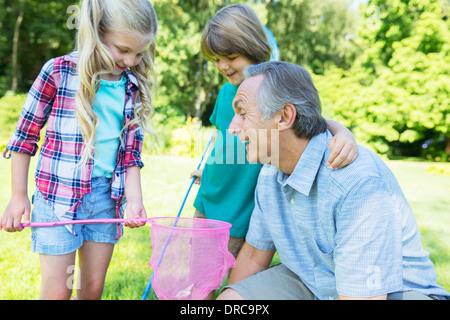 L uomo e i nipoti a giocare all'aperto Foto Stock