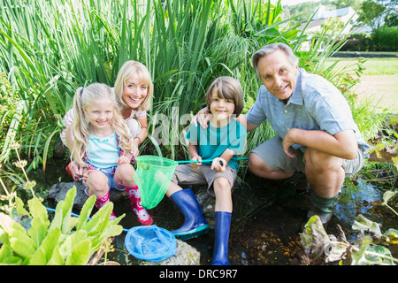 Nonni e nipoti la pesca con le reti Foto Stock
