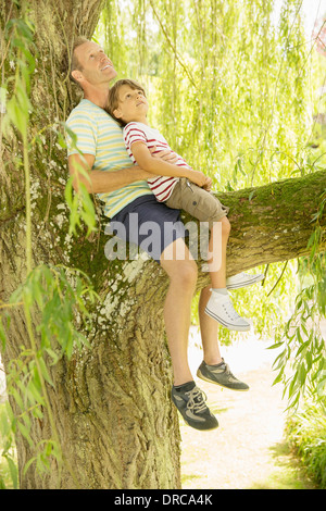 Padre e figlio rilassante nella struttura ad albero Foto Stock