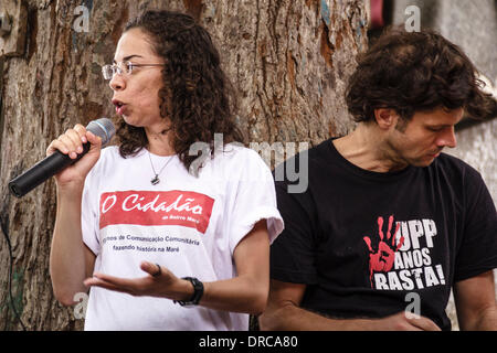 Il 7 dicembre, 2013 - atto sociale portati insieme attivisti, giornalisti e rappresentanti dei movimenti sociali al dibattito contro la violenza della polizia e criminalizzazione delle baraccopoli di Rio. In 2008, Matheus un bambino di 8 anni è stato ucciso da cop in favela di Maré, a Rio de Janeiro. Le morti e le scomparse di baraccati continuano a verificarsi a causa di azioni di polizia   Gizele Martins giornalista del quotidiano Il cittadino Foto Stock