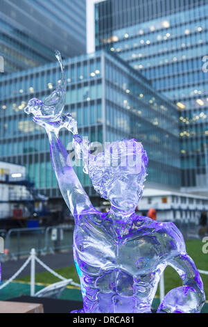 Canary Wharf, Londra, Regno Unito. Venerdì 10 Gennaio 2014. La Londra Scultura su ghiaccio Festival a Canary Wharf. A questo evento annuale di 10 squadre di scultori di ghiaccio provenienti da tutto il mondo gareggiano per creare opere d'arte da blocchi di crystal clear ghiaccio. L'adesione della Polonia: una sirena. Foto Stock