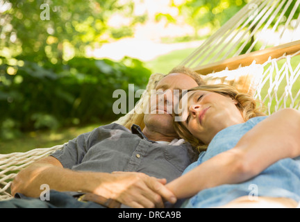 Giovane dormendo in amaca Foto Stock