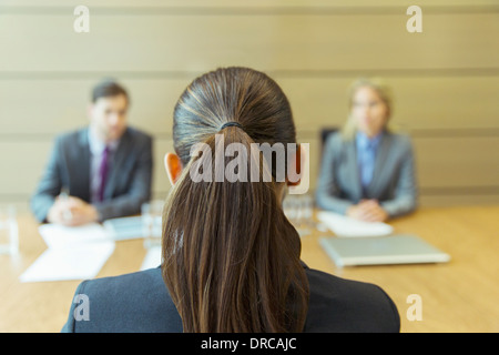 Imprenditrice seduta in riunione Foto Stock