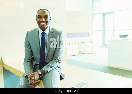 Imprenditore sorridente in ufficio Foto Stock