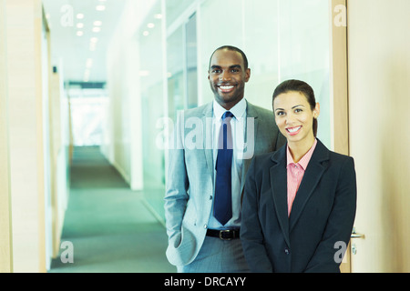 La gente di affari sorridente in ufficio Foto Stock