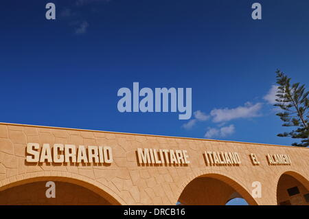 El Alamein, Egitto. Decimo gen, 2014. Un lettering all'ingresso del cimitero italiano recita "cimitero Militare Italiano Memorial El Alamein' in El Alamein, Egitto, 10 gennaio 2014. Il cimitero italiano è un mausoleo contenente 5.200 tombe. Foto: Matthias Toedt - nessun filo servizio/dpa/Alamy Live News Foto Stock