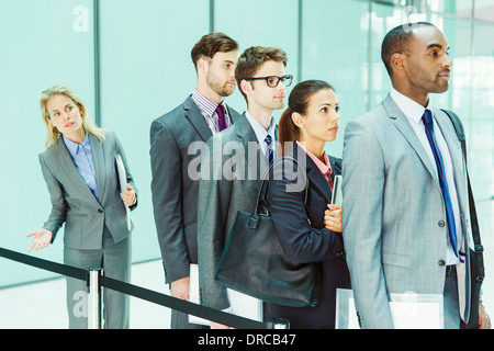 La gente di affari in attesa in linea Foto Stock