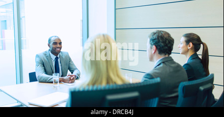 La gente di affari di parlare in riunione Foto Stock