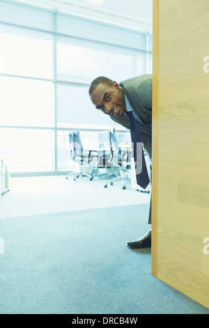 Imprenditore sorridente in ufficio Foto Stock